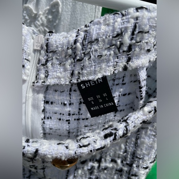 Women's Black & White Woven Mini with Pearl Buttons EUC - Picture 4 of 5